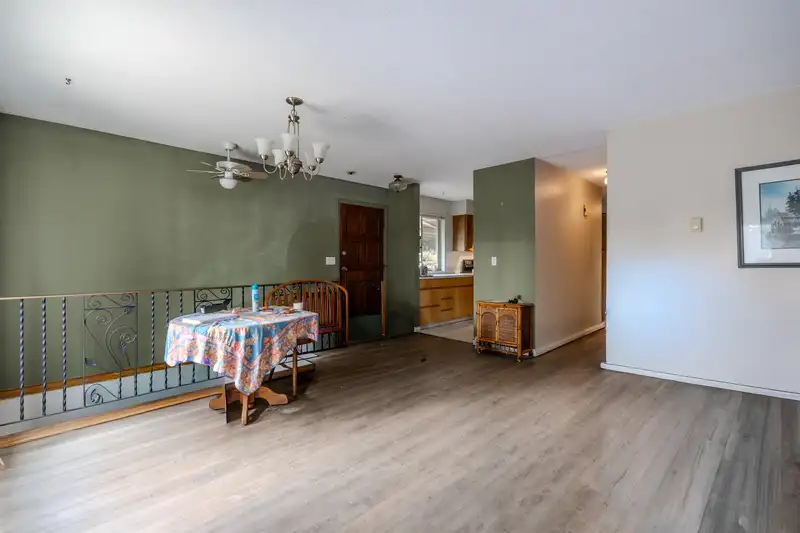 538 REED ROAD - photo 4 of 33