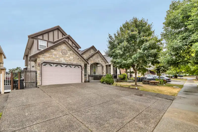 6968 151A STREET - photo 3 of 40