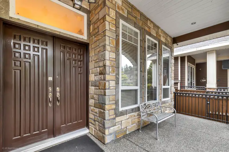 6968 151A STREET - photo 4 of 40