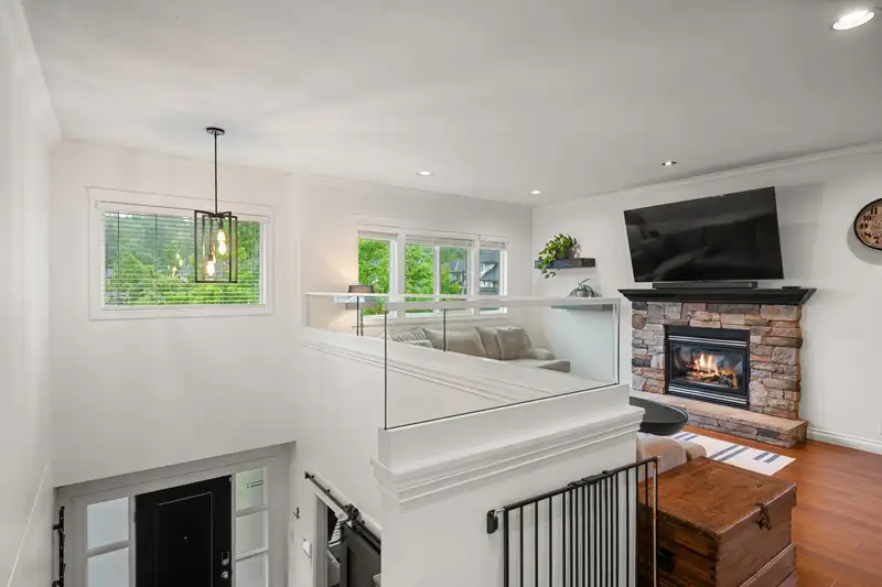 3887 ANGUS CRESCENT - photo 4 of 40