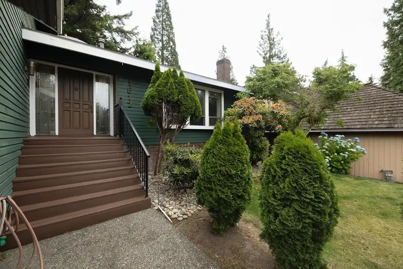 11612 SUMMIT CRESCENT - photo 3 of 31