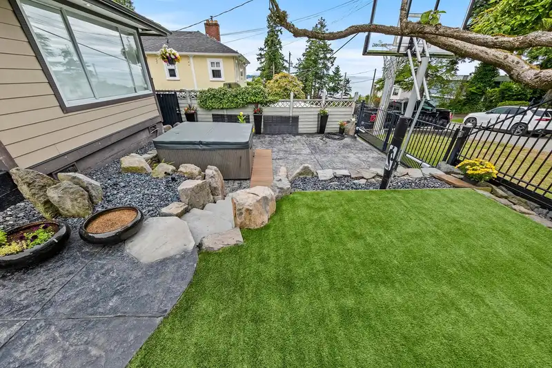 1360 EVERALL STREET - photo 4 of 13