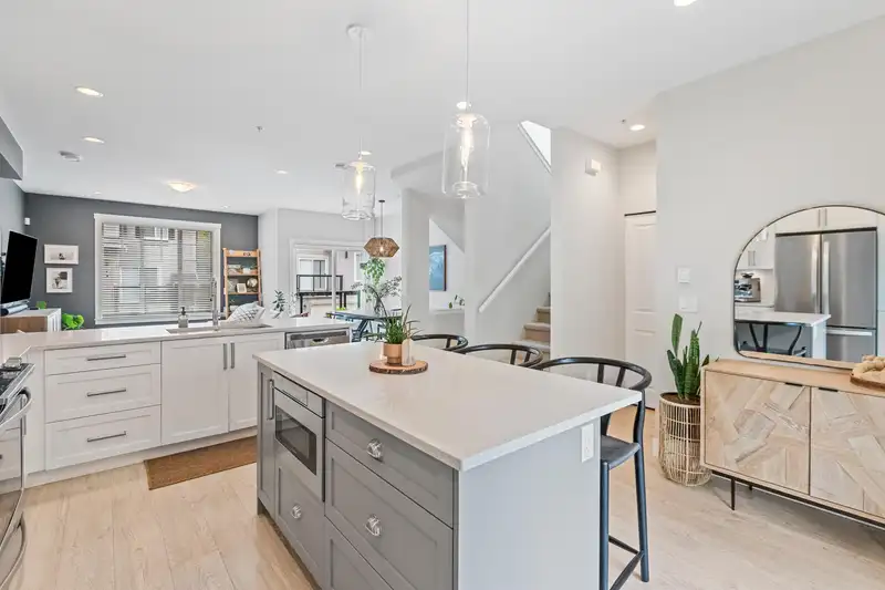 51 20498 82 AVENUE - photo 1 of 40