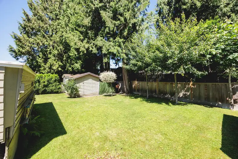 20439 91B AVENUE - photo 4 of 34