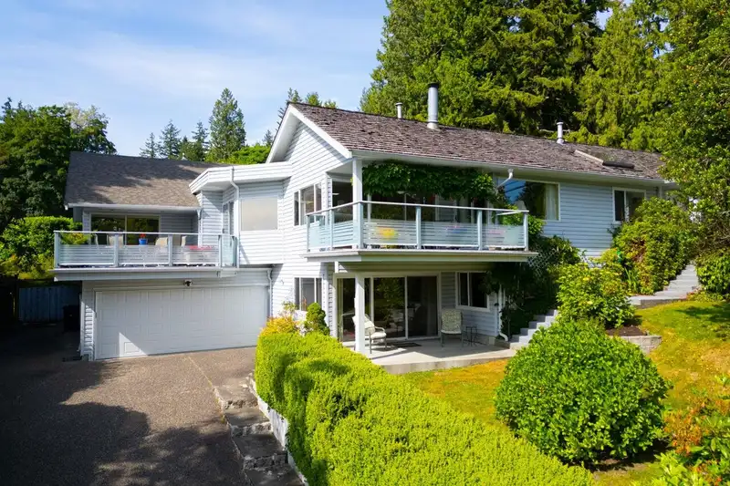 530 E QUEENS ROAD - photo 1 of 40