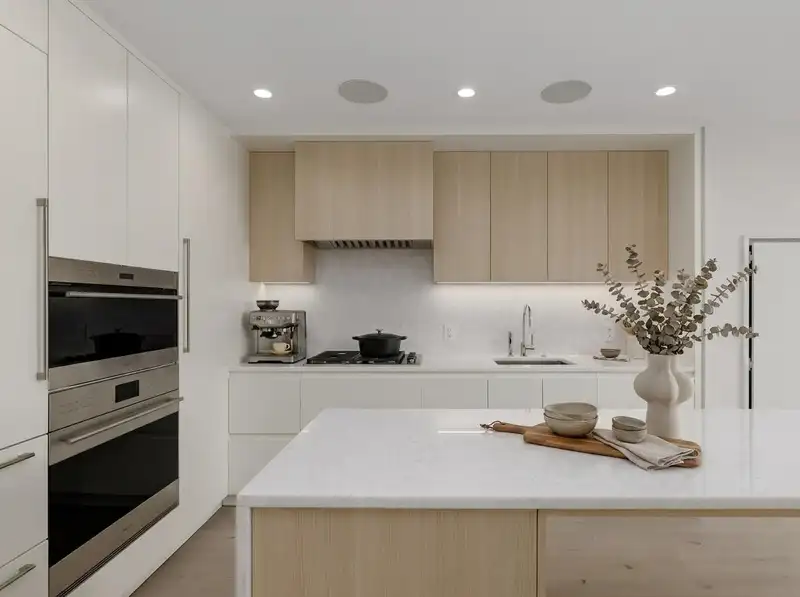 2501 7433 CAMBIE STREET - photo 1 of 10