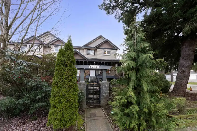9347 122 STREET - photo 2 of 39