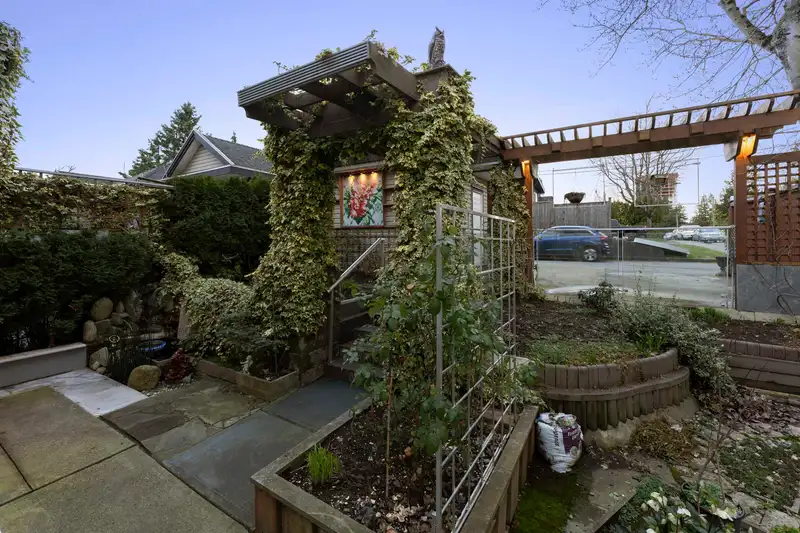 9347 122 STREET - photo 3 of 39