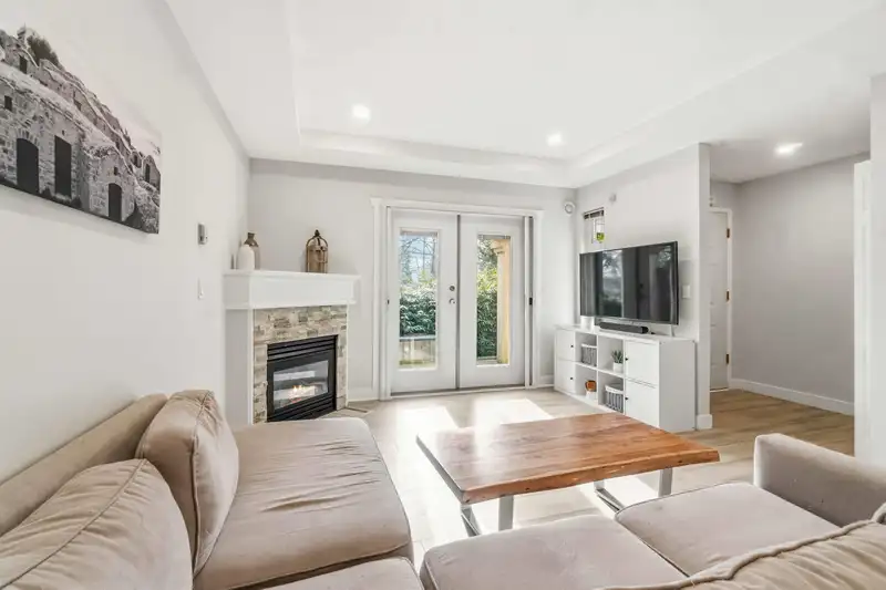 104 1423 BRUNETTE AVENUE - photo 3 of 33
