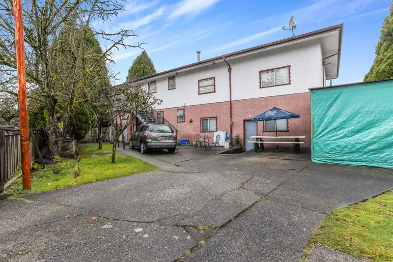 3390 NANAIMO STREET - photo 4 of 4