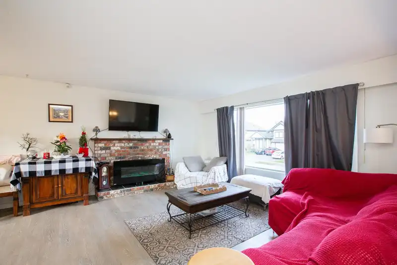 6221 175A STREET - photo 2 of 40