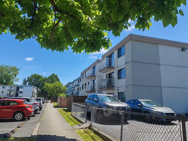 204 7240 LINDSAY ROAD - photo 1 of 11