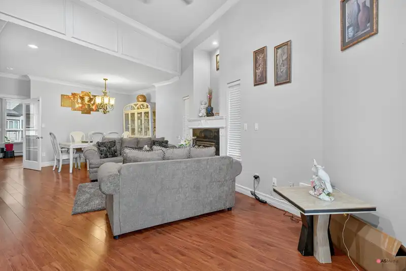 6418 137A STREET - photo 4 of 31