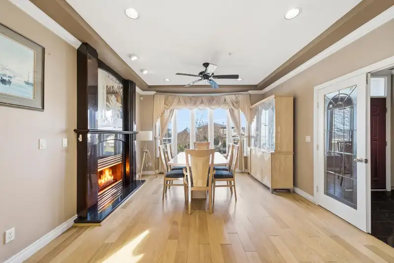 7962 VICTORIA DRIVE - photo 4 of 37