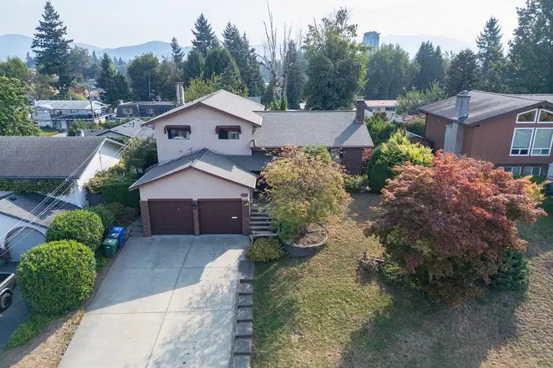 2272 BEVAN CRESCENT - photo 2 of 26