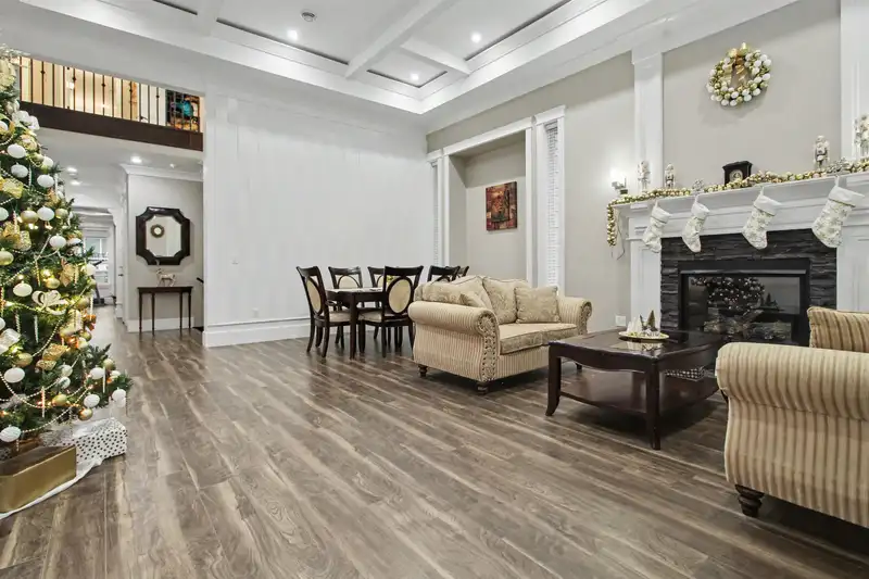 15648 82 AVENUE - photo 4 of 37