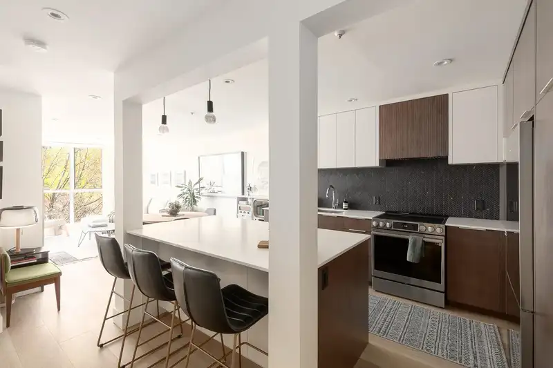 402 8460 JELLICOE STREET - photo 2 of 36