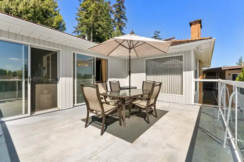 905 EDEN CRESCENT - photo 3 of 39