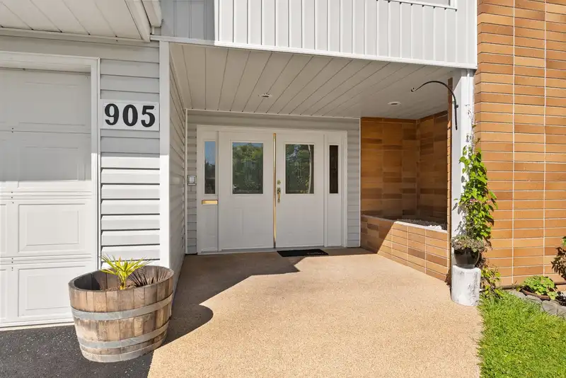 905 EDEN CRESCENT - photo 4 of 39