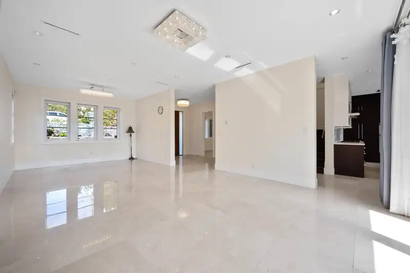1468 KINGS AVENUE - photo 4 of 39