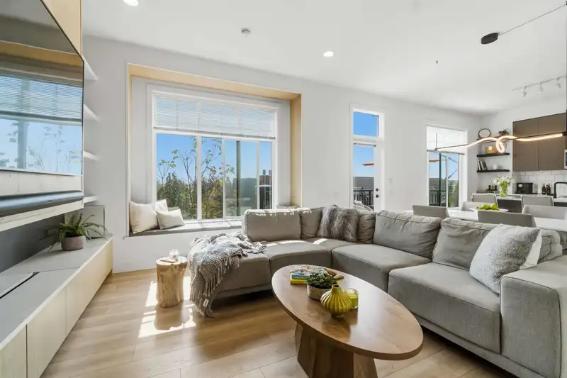 9 3552 VICTORIA DRIVE - photo 4 of 31