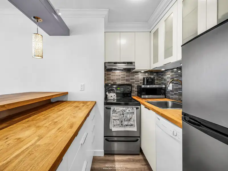 1205 1250 BURNABY STREET - photo 2 of 31