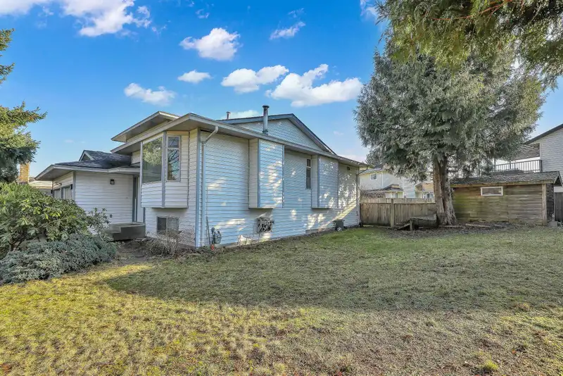 15662 91A AVENUE - photo 3 of 35