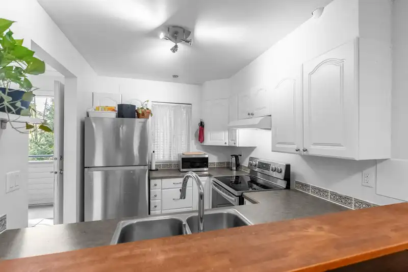 35 2978 WALTON AVENUE - photo 3 of 19