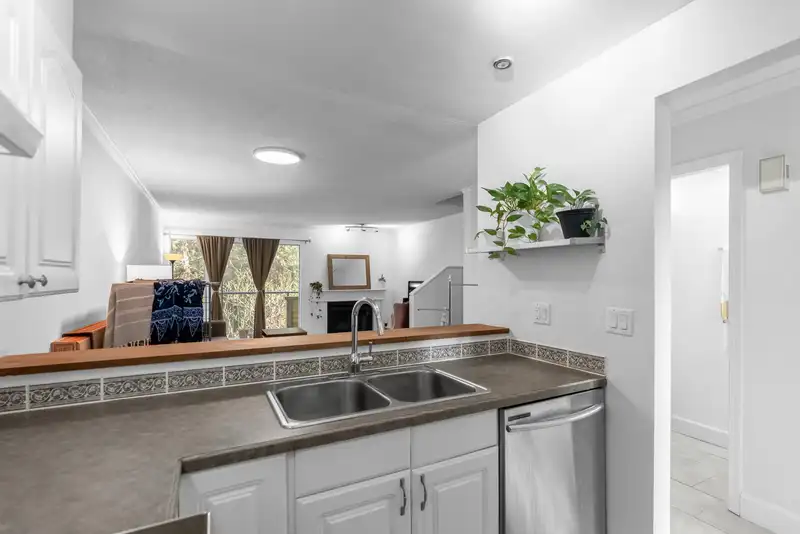 35 2978 WALTON AVENUE - photo 4 of 19