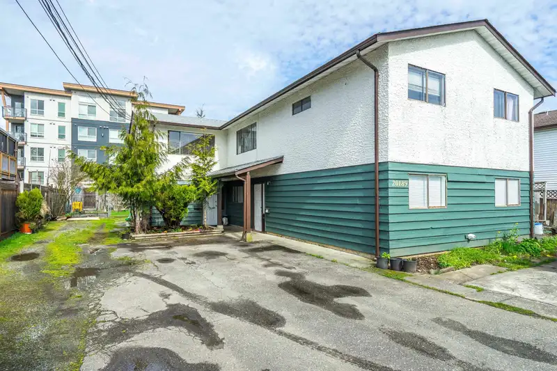20187 53 AVENUE - photo 1 of 34