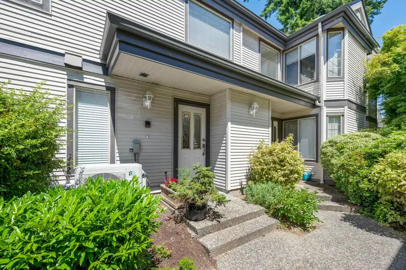 2 15840 84 AVENUE - photo 4 of 36