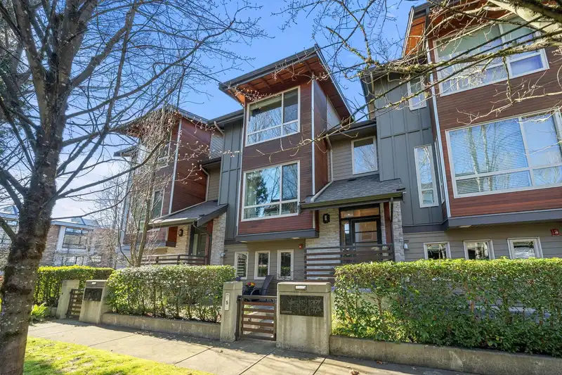 5 897 PREMIER STREET - photo 2 of 37