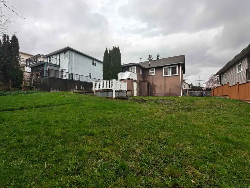 370 HOSPITAL STREET - photo 2 of 8