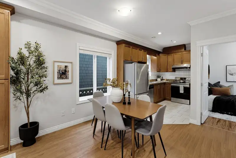2139 TRIUMPH STREET - photo 2 of 19