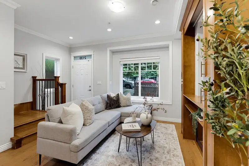 2139 TRIUMPH STREET - photo 3 of 19