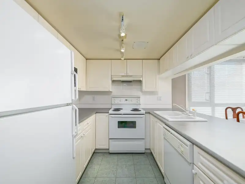 201 5860 DOVER CRESCENT - photo 4 of 32
