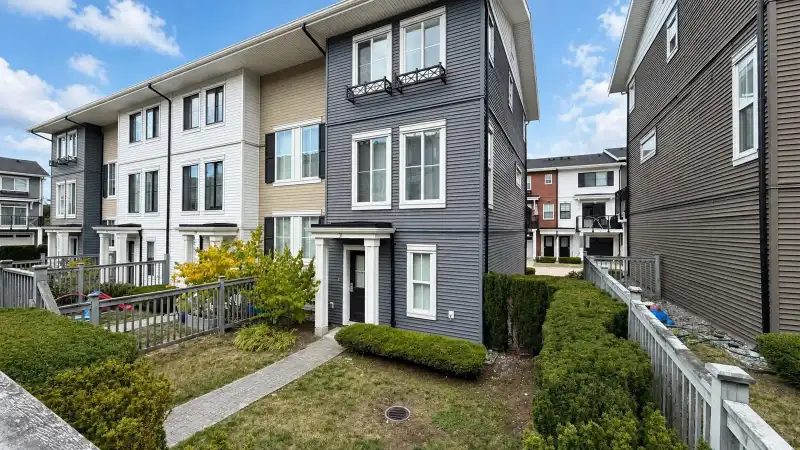 31 10735 84 AVENUE - photo 1 of 23