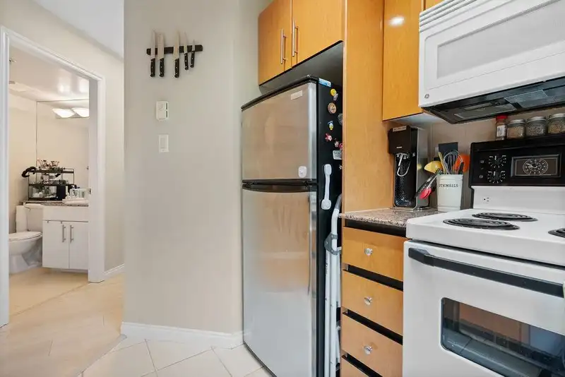 609 1189 HOWE STREET - photo 2 of 39