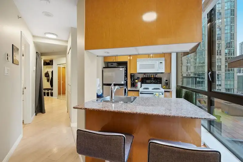 609 1189 HOWE STREET - photo 4 of 39