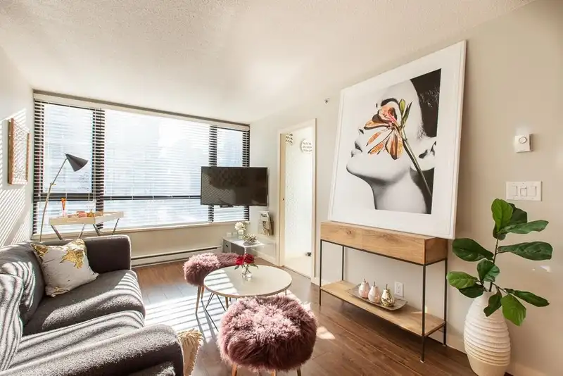 406 909 MAINLAND STREET - photo 1 of 8
