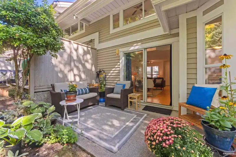 49 650 ROCHE POINT DRIVE - photo 1 of 33