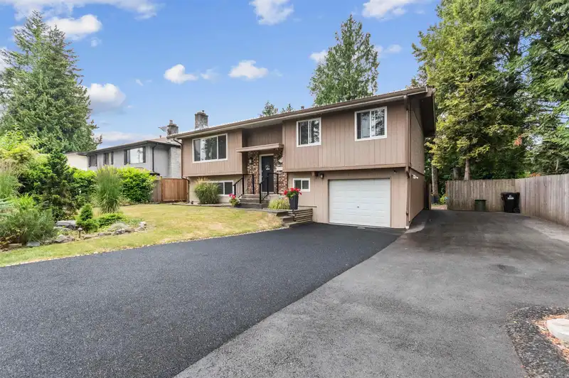 20327 44 AVENUE - photo 2 of 28
