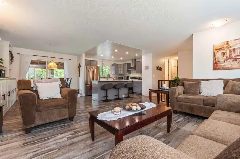 20327 44 AVENUE - photo 4 of 28