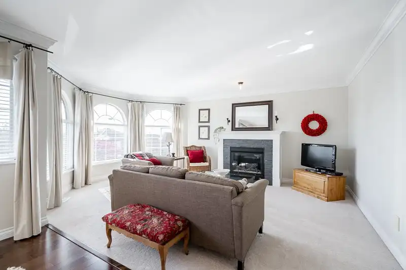6031 189A STREET - photo 2 of 22