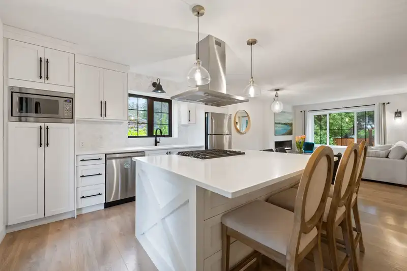 13482 16 AVENUE - photo 1 of 40