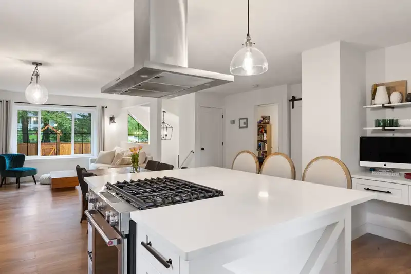 13482 16 AVENUE - photo 3 of 40