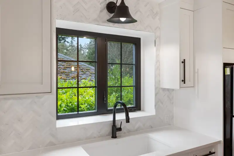 13482 16 AVENUE - photo 4 of 40