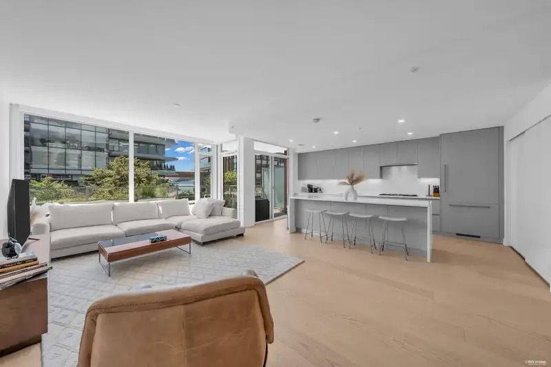 207 1331 MARINE DRIVE - photo 2 of 38