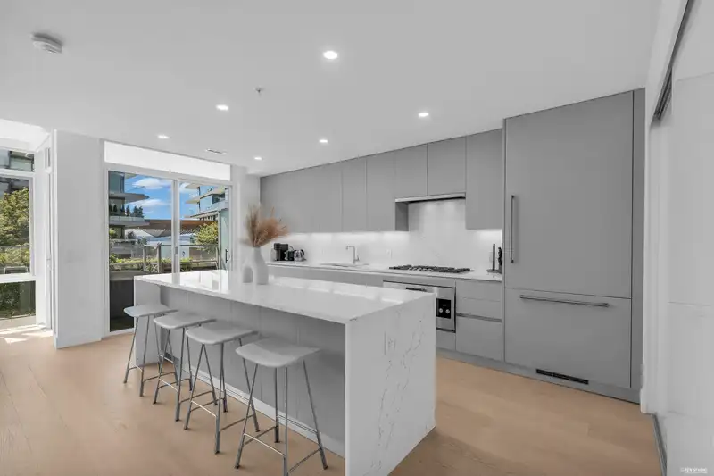 207 1331 MARINE DRIVE - photo 3 of 38