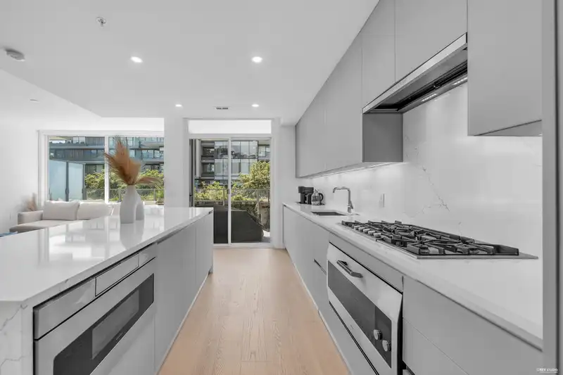 207 1331 MARINE DRIVE - photo 4 of 38